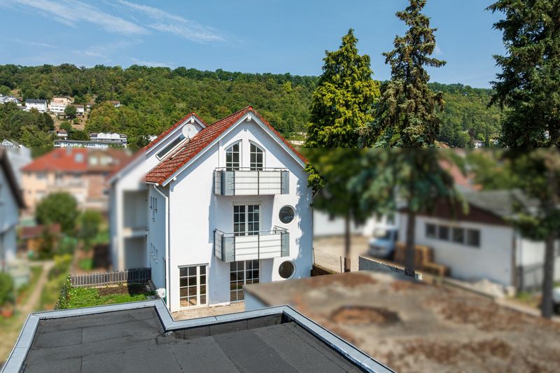 Bezugsfreie Doppelhaushälfte mit 5 Zimmern, Kaminofen, 2 Bädern, Garage und Garten in Niefern